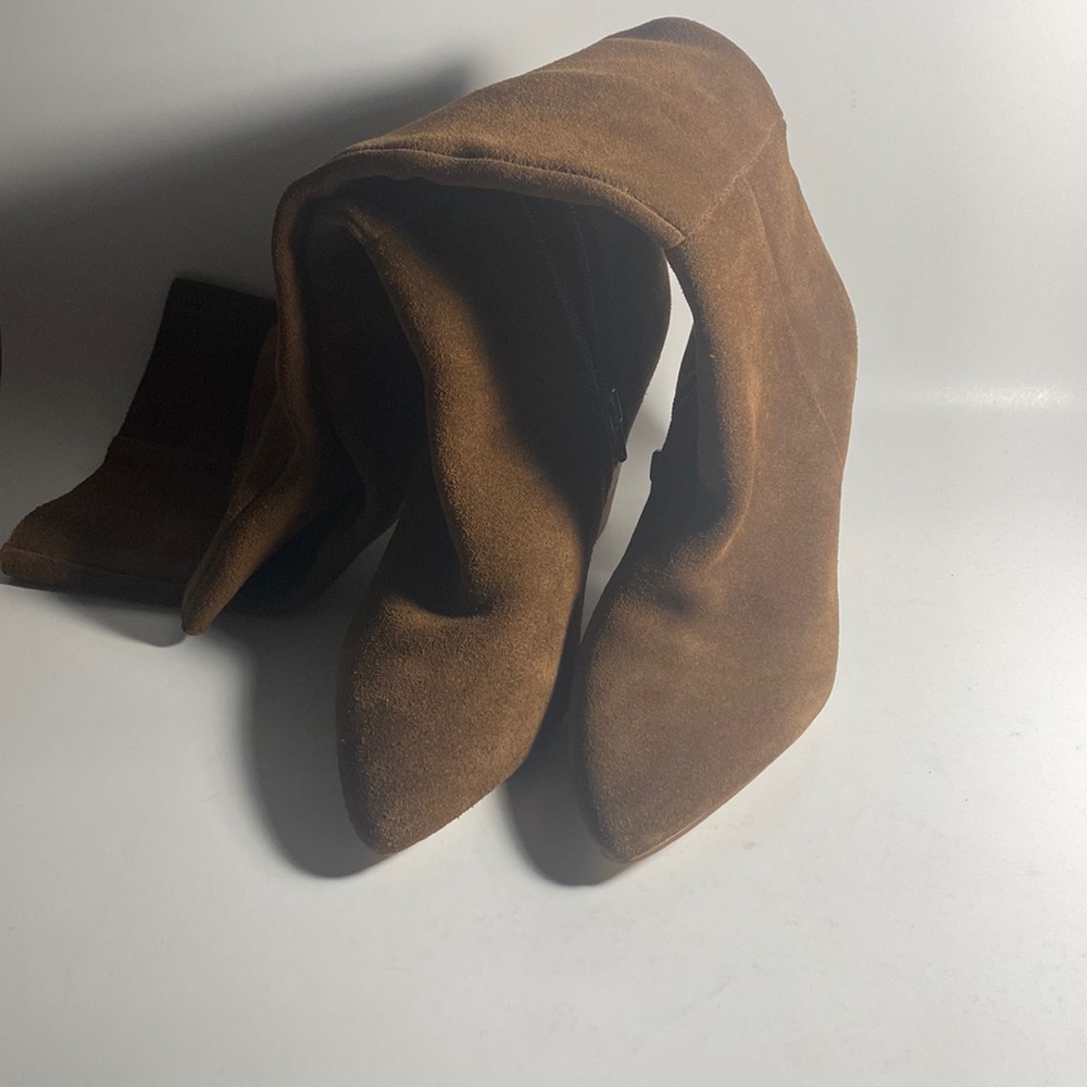 Selling WOMENS boots size 6.5